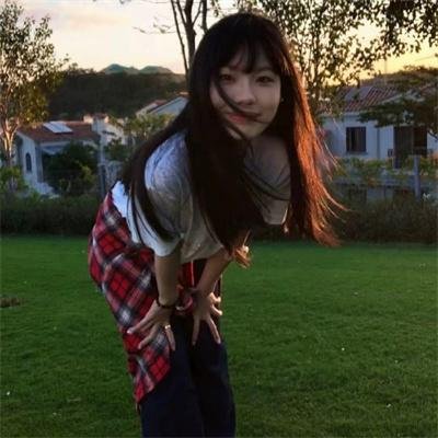 戴流苏耳环的少女